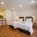 Azimute 2 - T0 Moderno Centro Historico Angra Apartment *